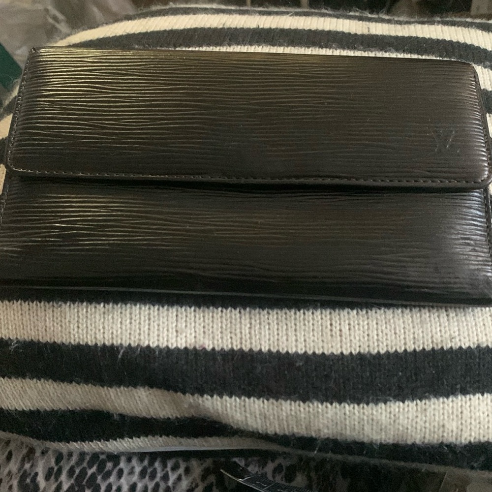 Authentic Louis Vuitton Epi Wallet! 🖤🧡